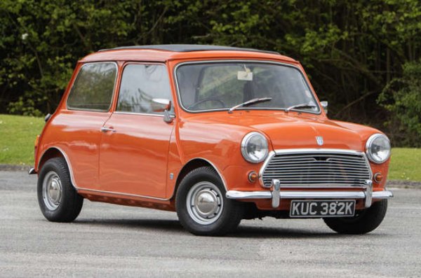 Създадено от недостига на горива след Суецката криза, оригиналното Mini бе всичко друго, но не и спортно. След 1961 обаче нещата се промениха рязко. Джон Купър от Cooper Car Co, известен със своите автомобили от Формула 1 със средно разположен двигател, беше очарован от стандартното Mini. Той убеди Джордж Хариман, директор на BMC, да построи 1000 подобрени версии, носещи името на Купър за целите на хомологацията. С двойни карбуратори и по-големи всмукателни клапани, те извличаха доста повече мощност от своя 998-кубиков двигател - достатъчно за максимална скорост от 136 км в час и време за ускорение от 0 до 100 км/ч от около 17 секунди.